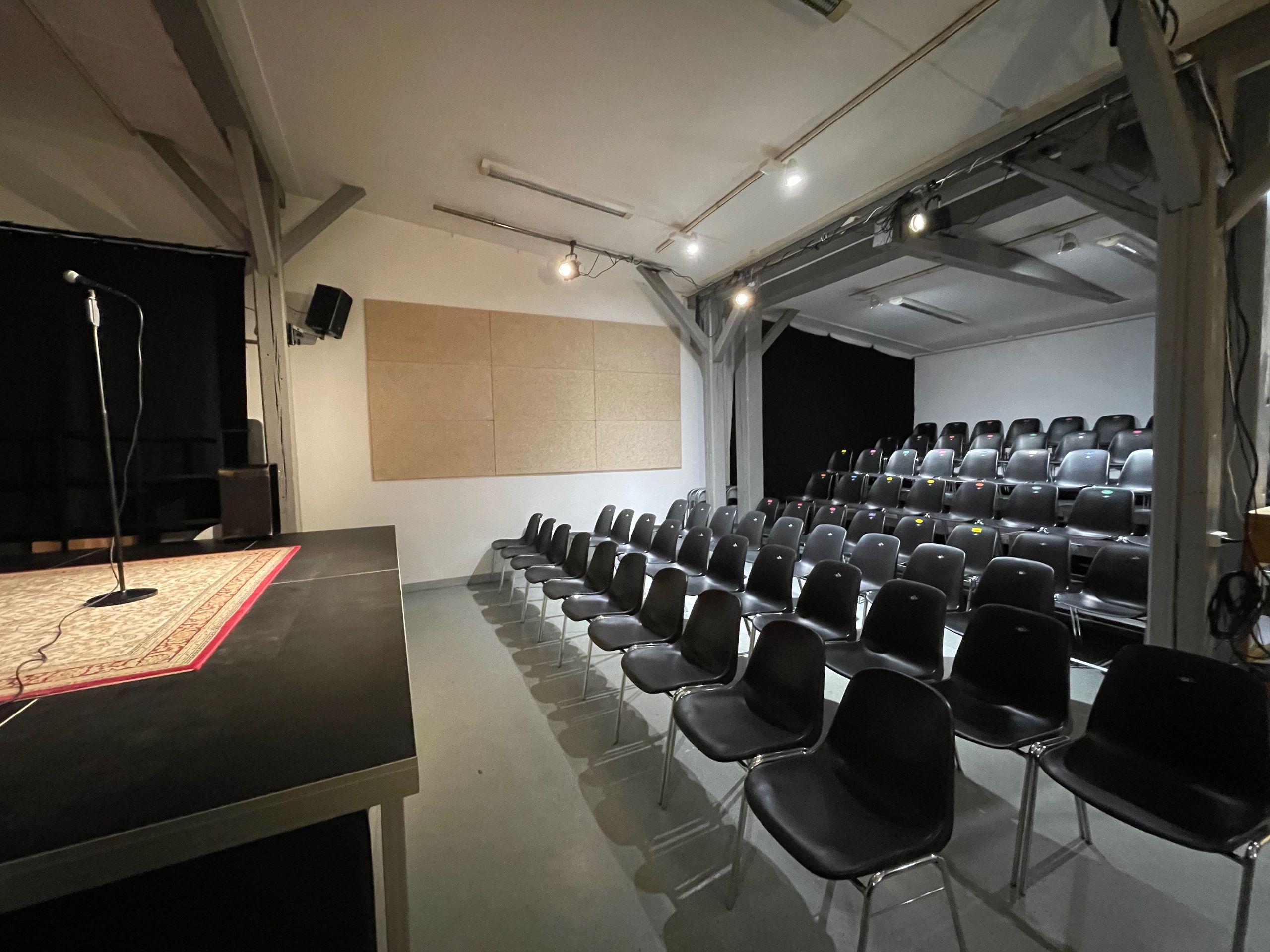 Billede af Teater Play facade